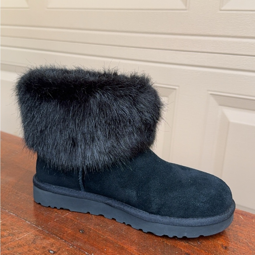 UGG. Black W mini Blakely. Womens 6. Never worn!!!